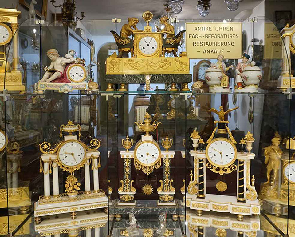 Uhrmacher München Romann GBR - Vitrine Vitrine H&S Romann GbR, Ihr Uhrmacher in München, Spezialist für die Restaurierung antiker Uhren, Uhrenwerkstatt