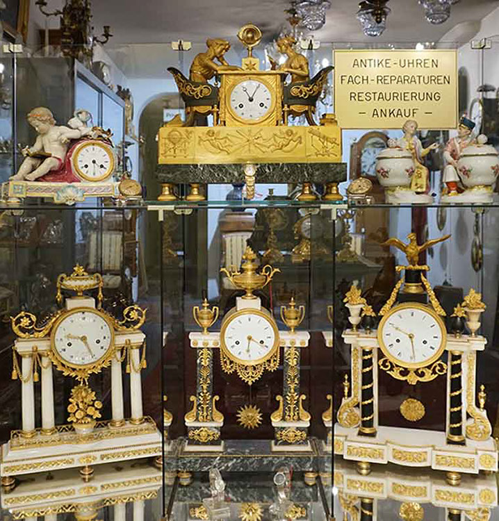 Uhrmacher München Romann GBR - Vitrine Vitrine H&S Romann GbR, Ihr Uhrmacher in München, Spezialist für die Restaurierung antiker Uhren, Uhrenwerkstatt