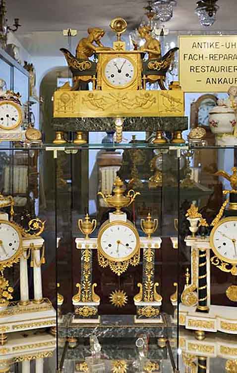 Uhrmacher München Romann GBR - Vitrine Vitrine H&S Romann GbR, Ihr Uhrmacher in München, Spezialist für die Restaurierung antiker Uhren, Uhrenwerkstatt