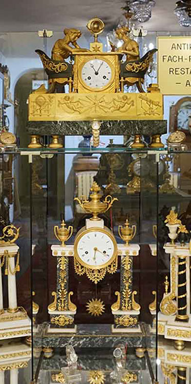 Uhrmacher München Romann GBR - Vitrine Vitrine H&S Romann GbR, Ihr Uhrmacher in München, Spezialist für die Restaurierung antiker Uhren, Uhrenwerkstatt
