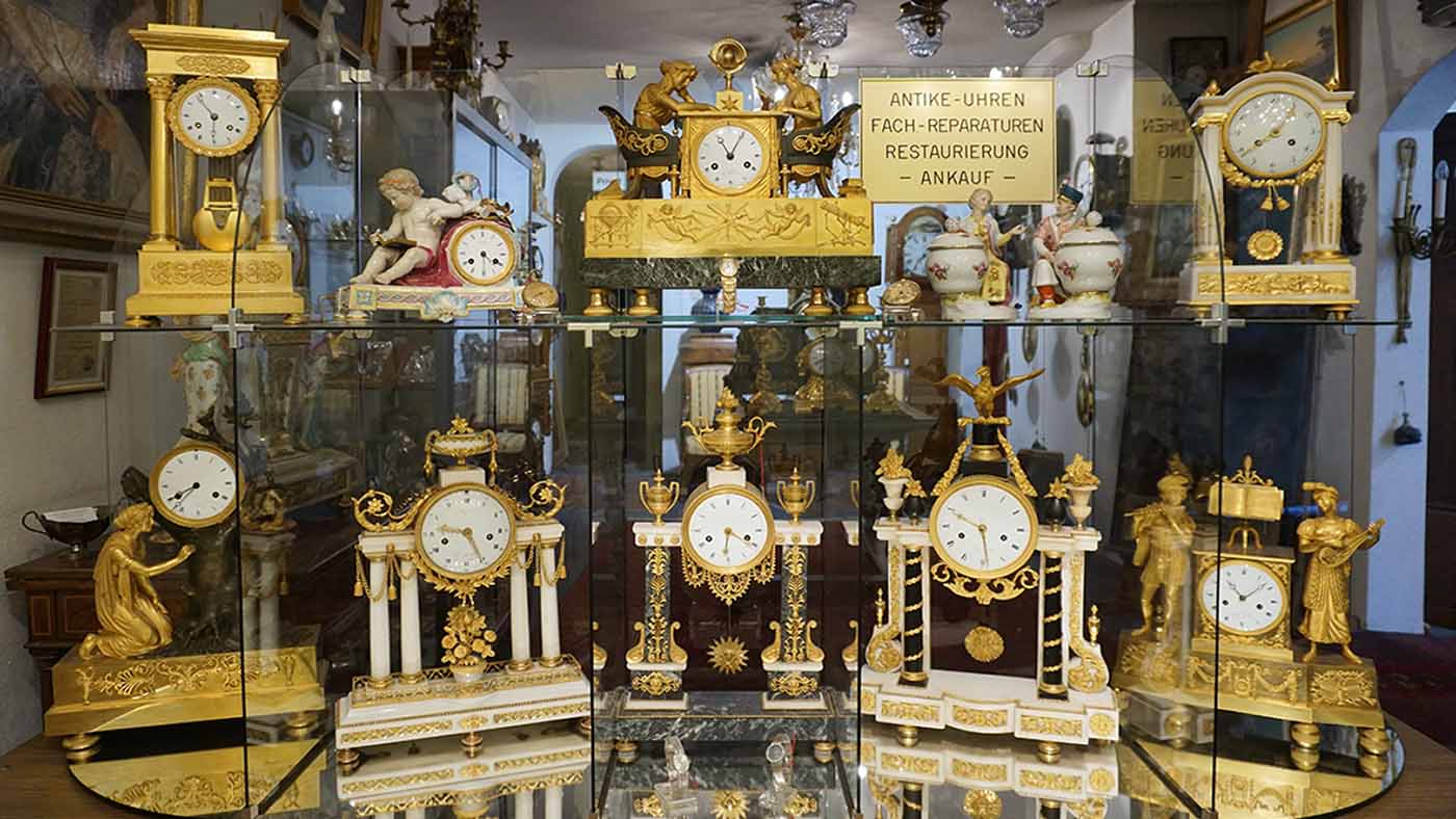 Uhrmacher München Romann GBR - Vitrine Vitrine H&S Romann GbR, Ihr Uhrmacher in München, Spezialist für die Restaurierung antiker Uhren, Uhrenwerkstatt